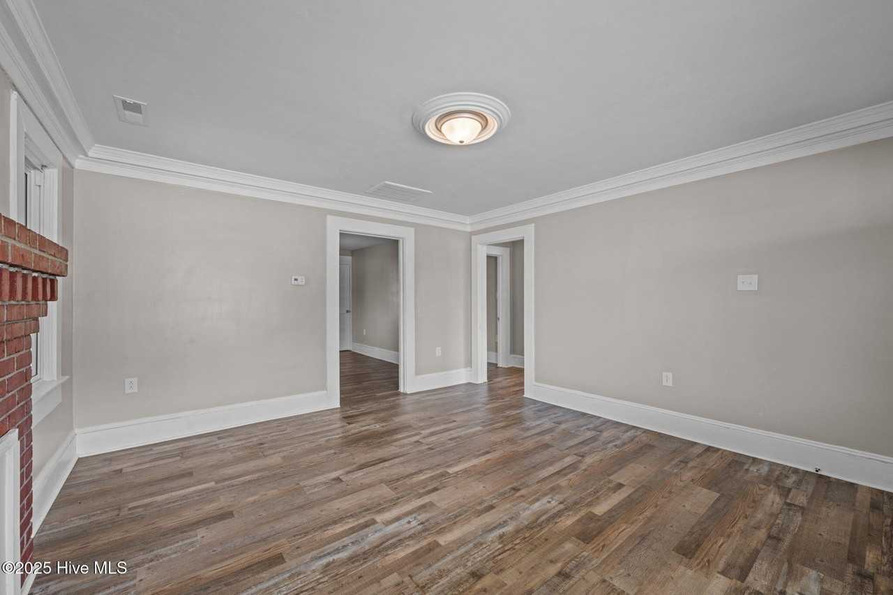 308 Norwood St - Photo 5 of 30