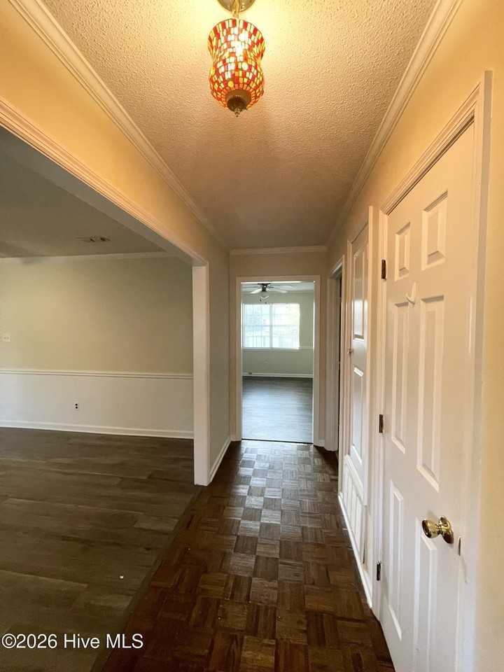 642 Clinton Way W - Photo 2 of 19