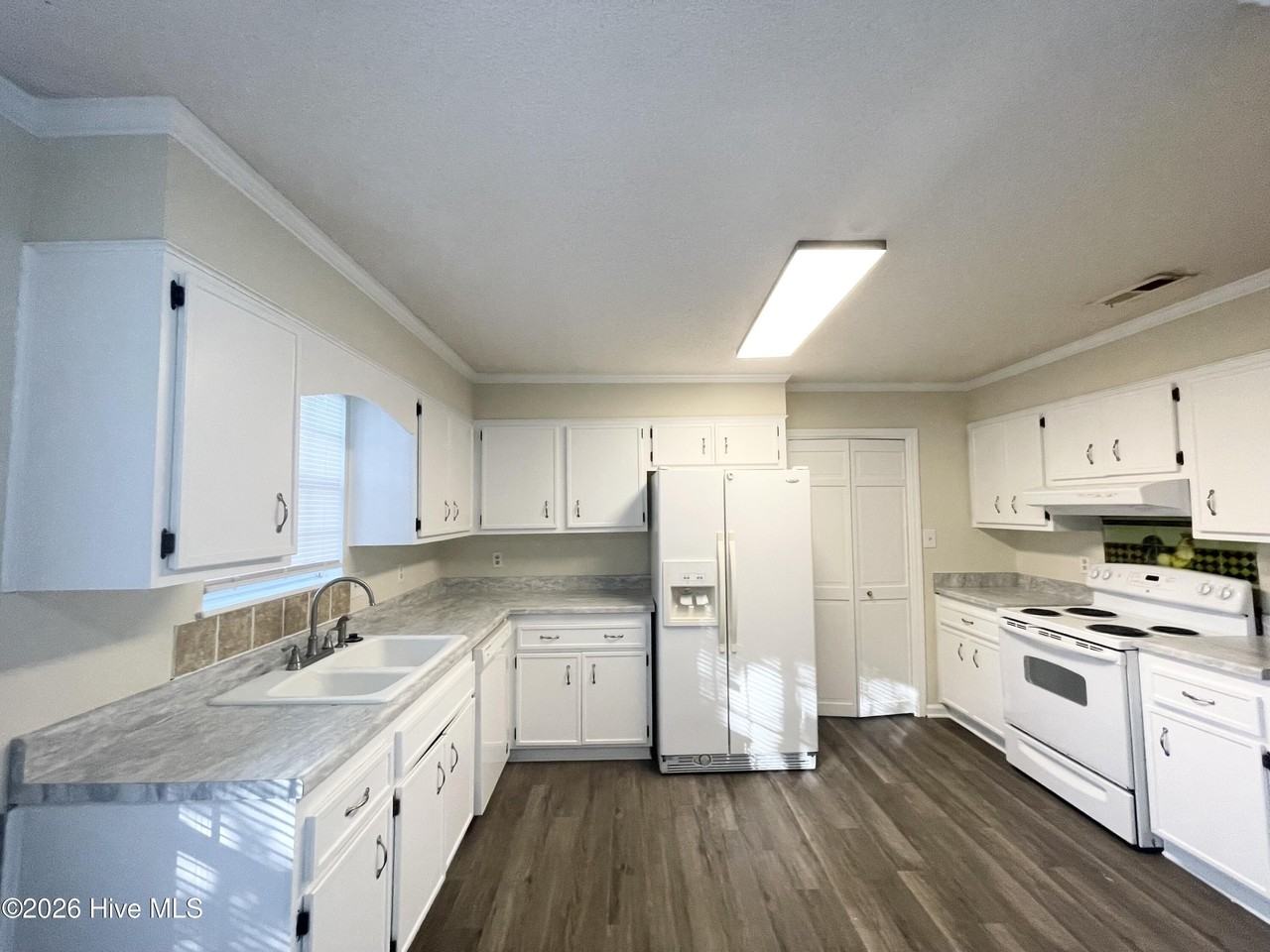 642 Clinton Way W - Photo 6 of 19