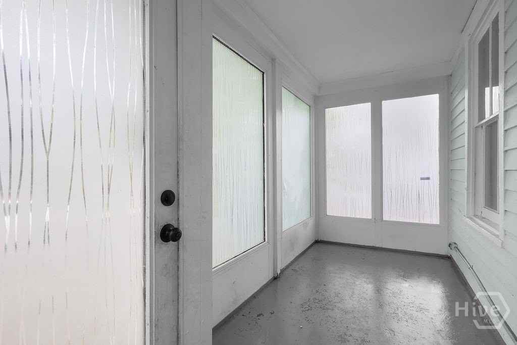 612 W 42nd St - Photo 4 of 31