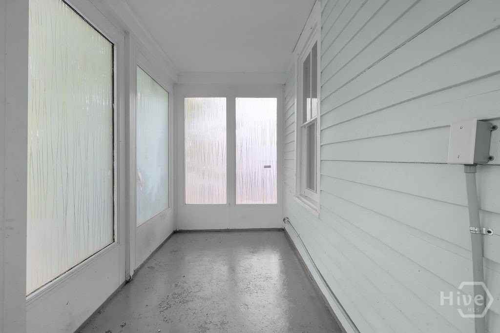 612 W 42nd St - Photo 5 of 31
