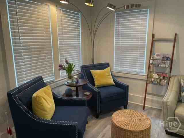 626 E Waldburg St - Photo 4 of 32