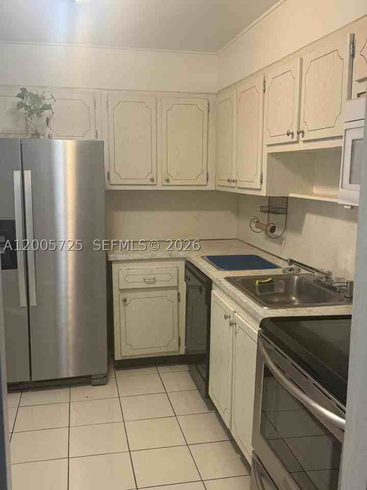 447 Ne 195th St #310 - Photo 3 of 18