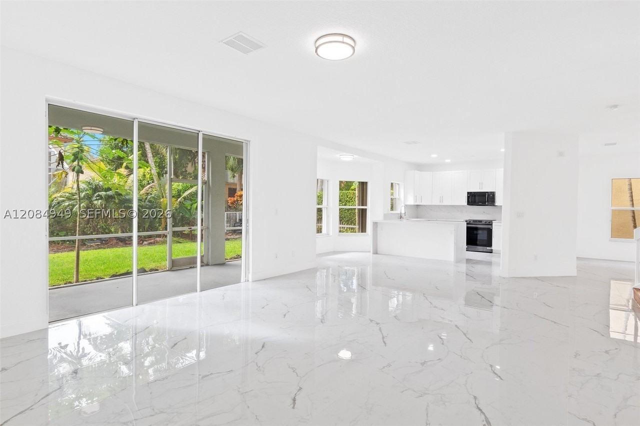 15842 Sw 14th St - Photo 6 of 36