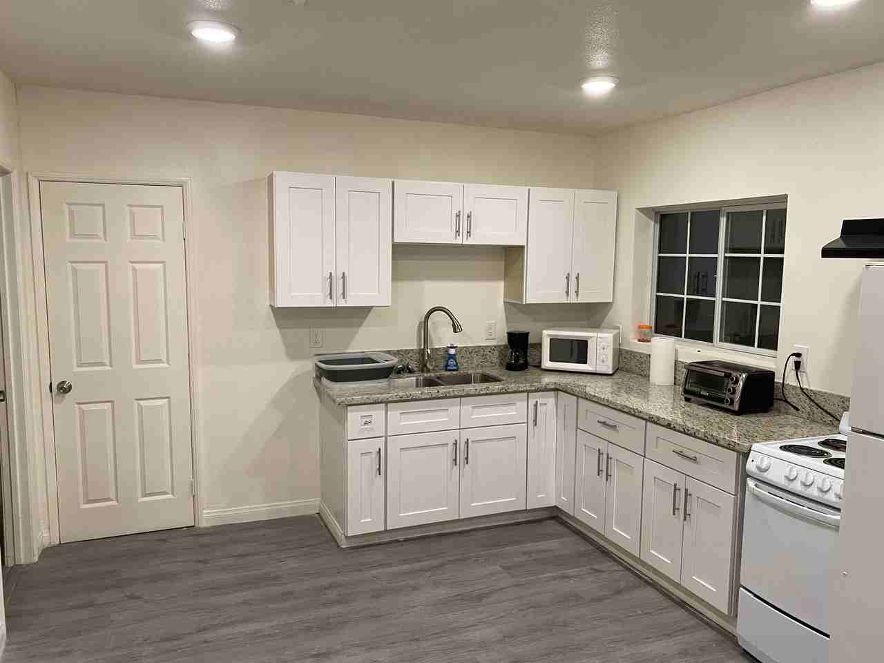 1292 N Laurel Ave #4ADUGARAGE - Photo 2 of 7