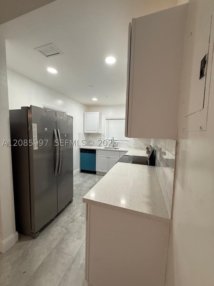 1507 Hayes St - Photo 3 of 15