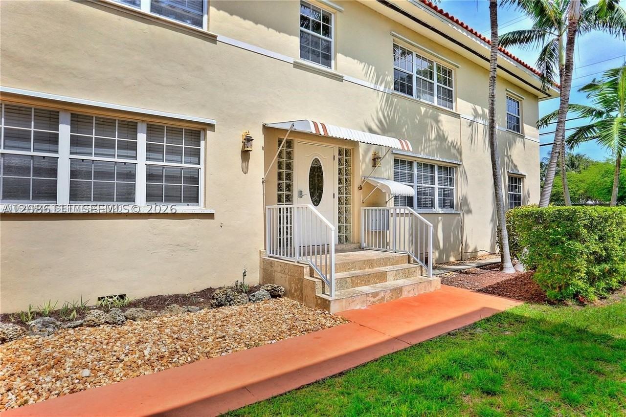 237 Madeira Ave #4 - Photo 3 of 3