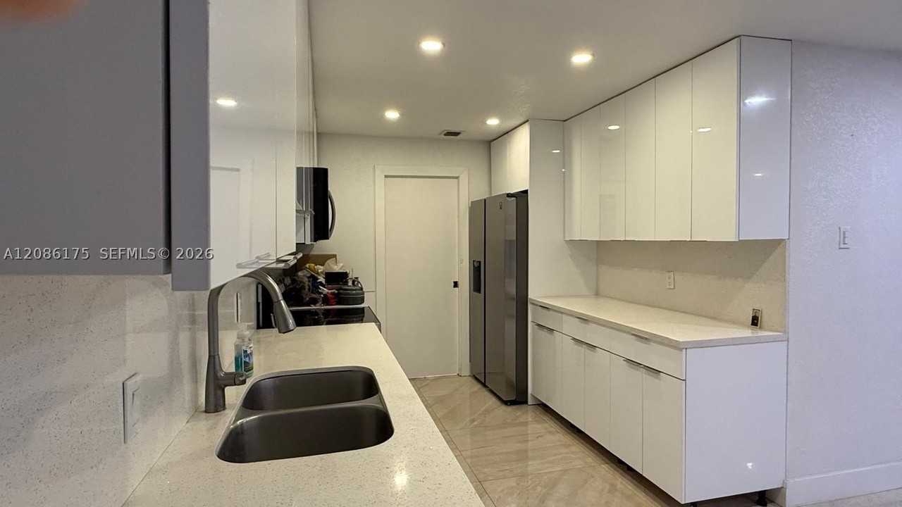 19109 E Lake Dr - Photo 5 of 20