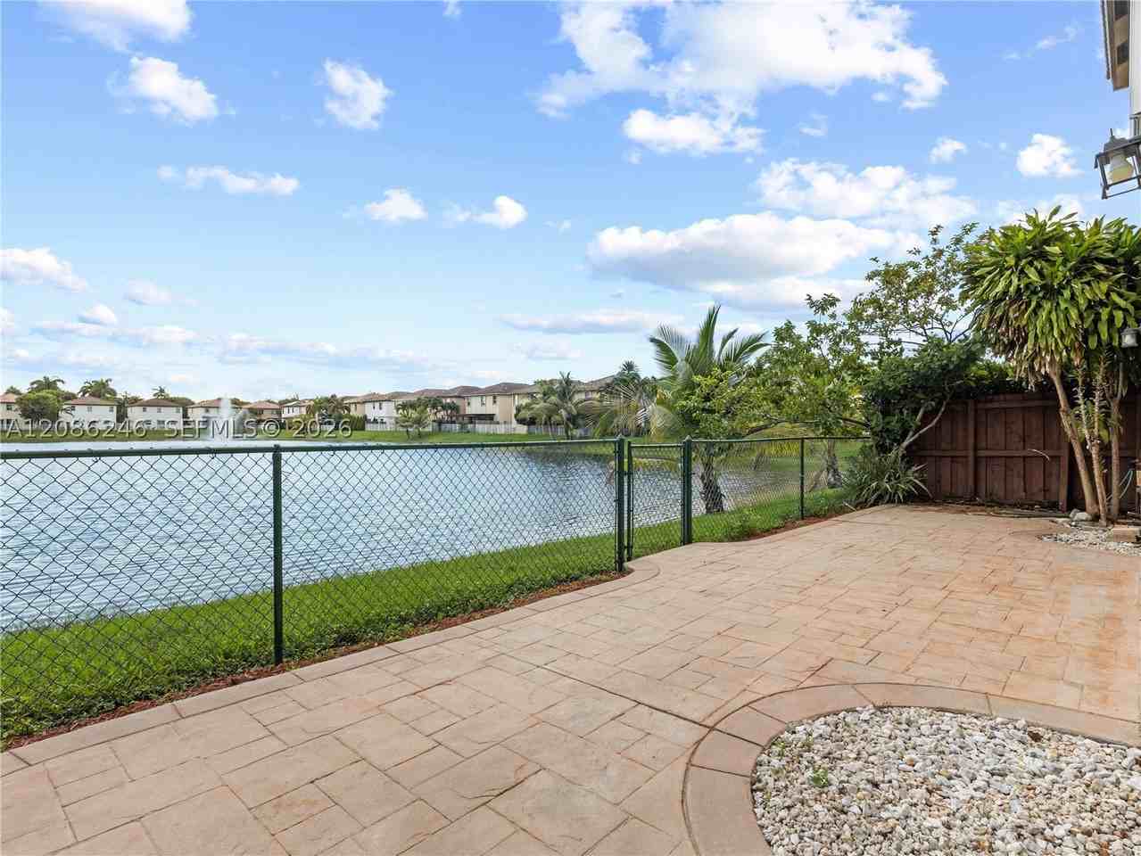 4401 Nw 113th Ct - Photo 5 of 37