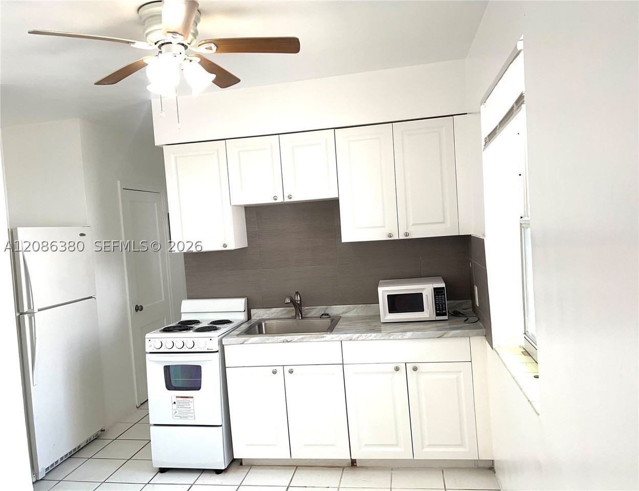 1931 Jefferson St #E - Photo 2 of 20