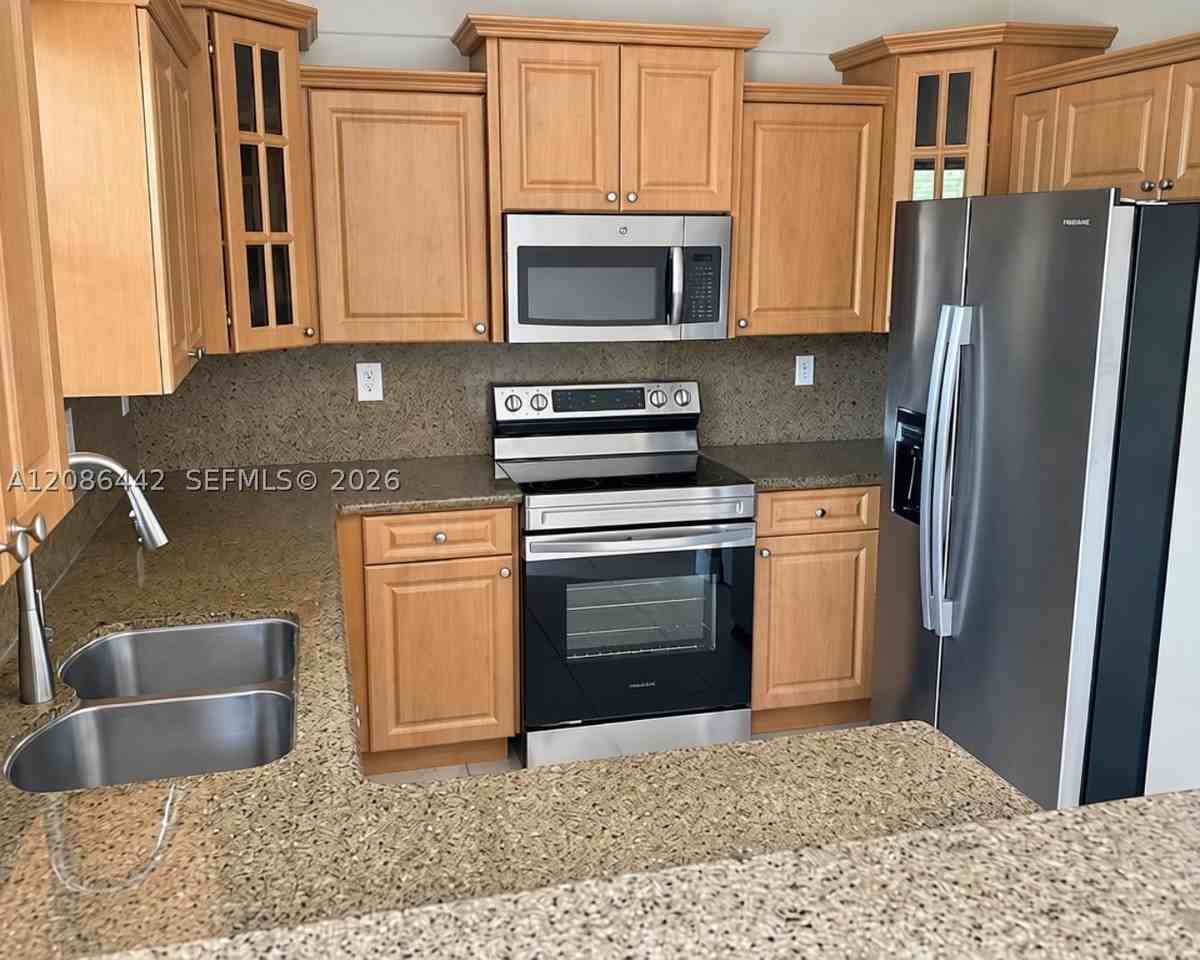 353 Ne 37th Pl - Photo 2 of 11