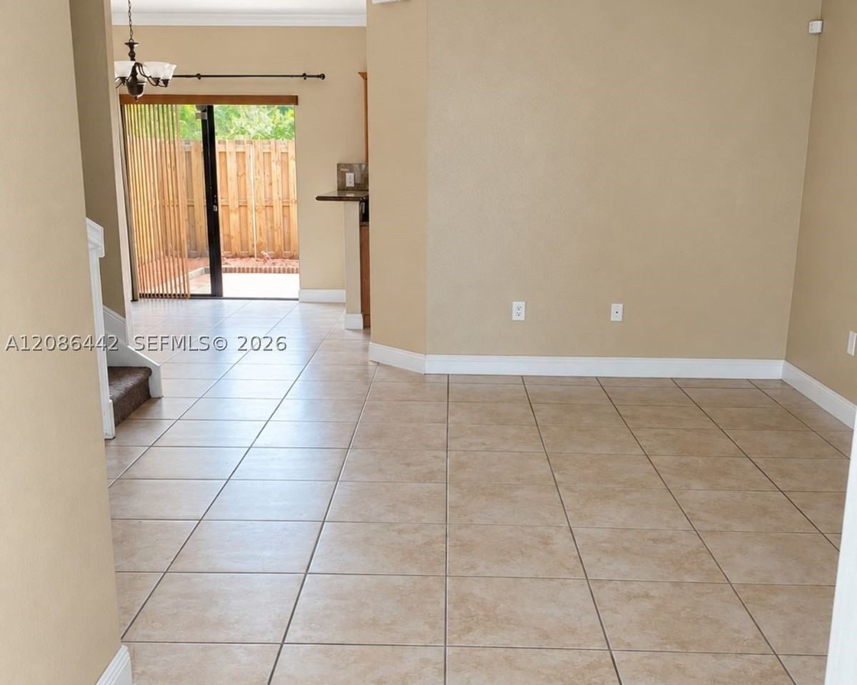 353 Ne 37th Pl - Photo 3 of 11