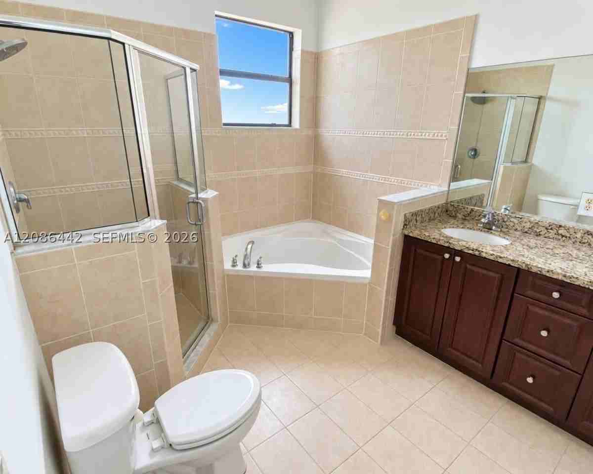 353 Ne 37th Pl - Photo 4 of 11