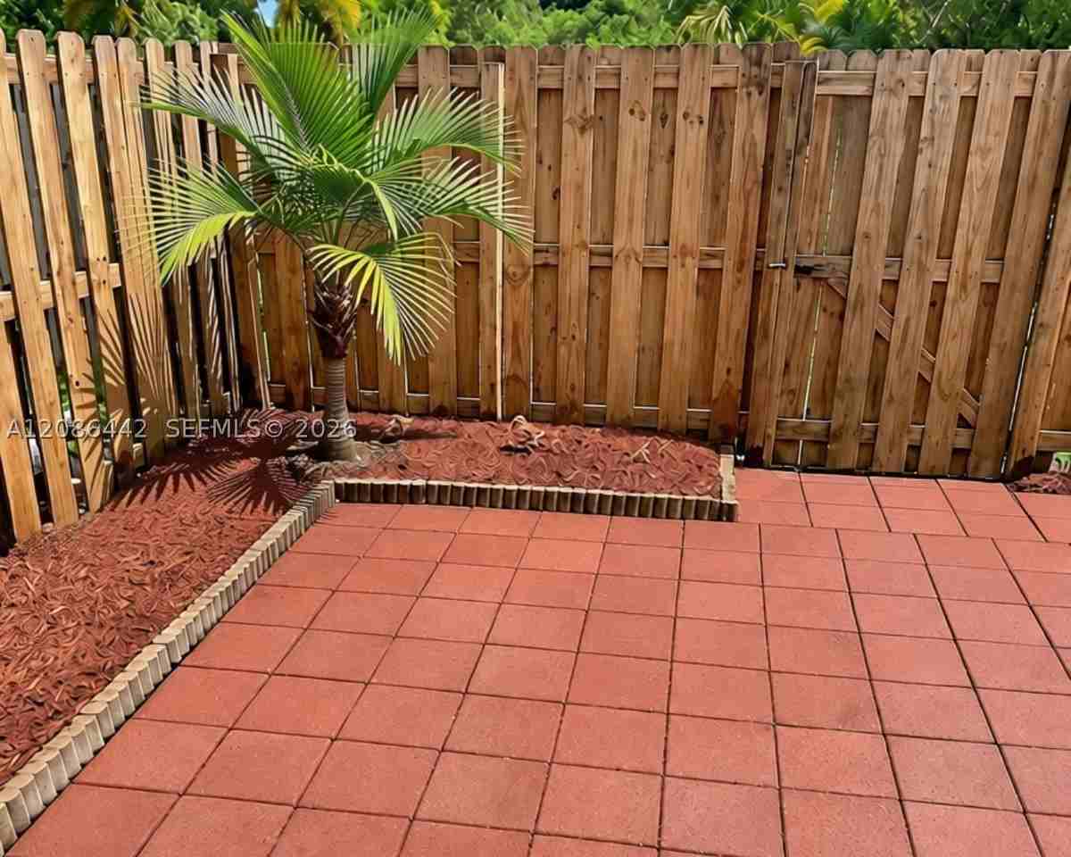 353 Ne 37th Pl - Photo 5 of 11