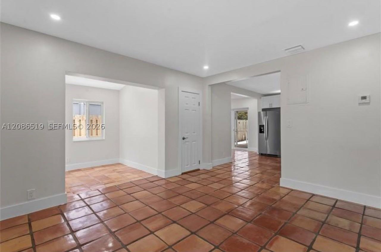 211 Nw 51st St - Photo 5 of 13
