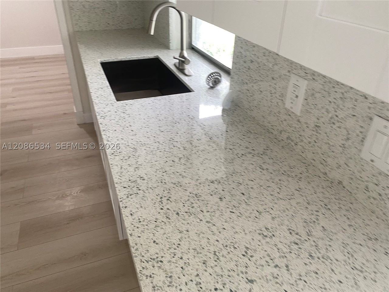 5010 Nw 22nd St - Photo 4 of 11