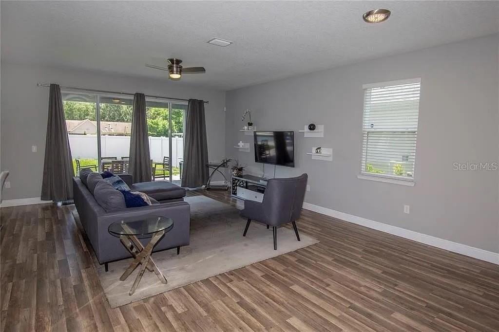 3855 S Fern Creek Ave - Photo 4 of 22