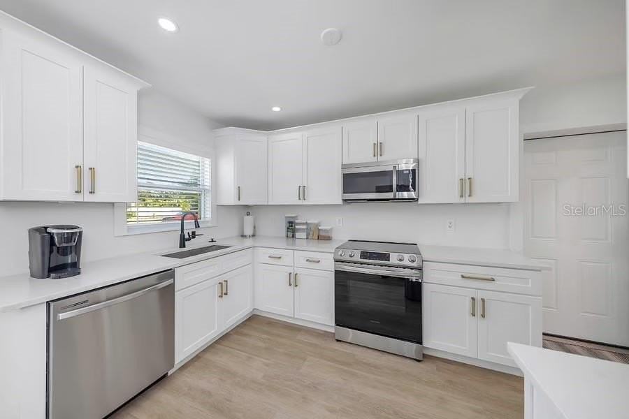 1579 Elizabeth Ln - Photo 2 of 12