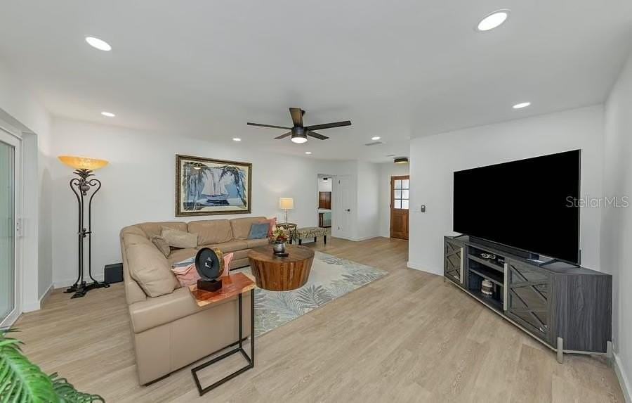 1579 Elizabeth Ln - Photo 4 of 12