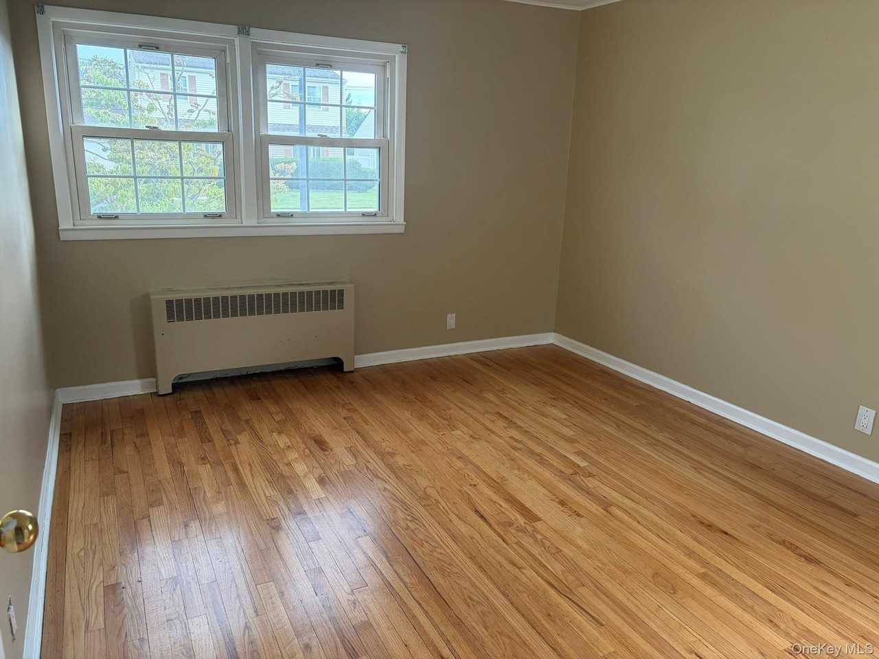 243 Lee Ave - Photo 4 of 8