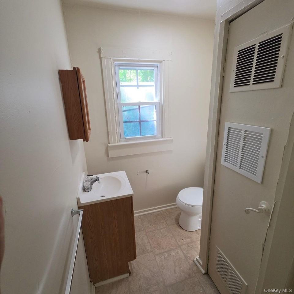 4 Storybrook Ln W - Photo 7 of 7