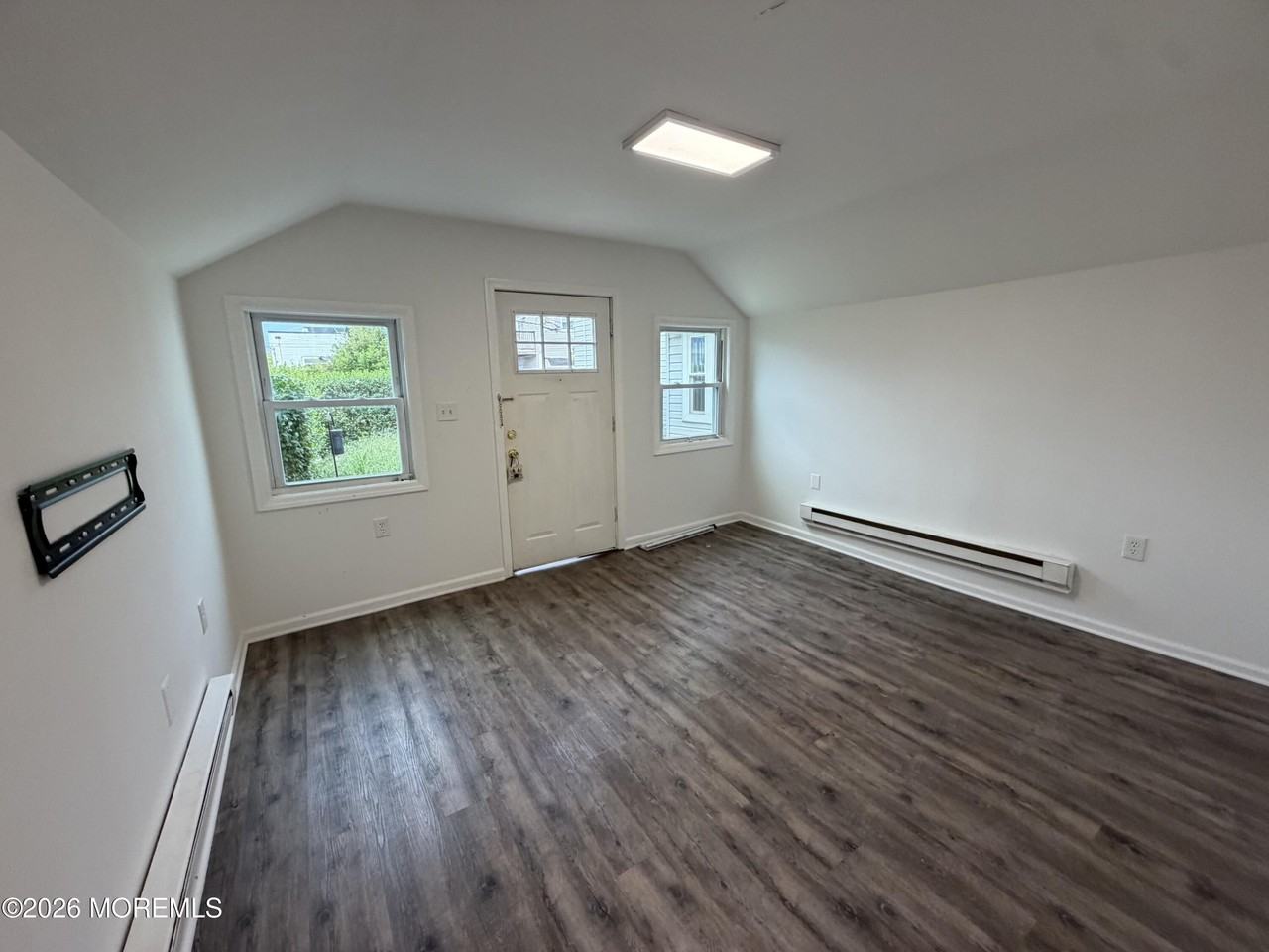 195 Bay Ave - Photo 3 of 17