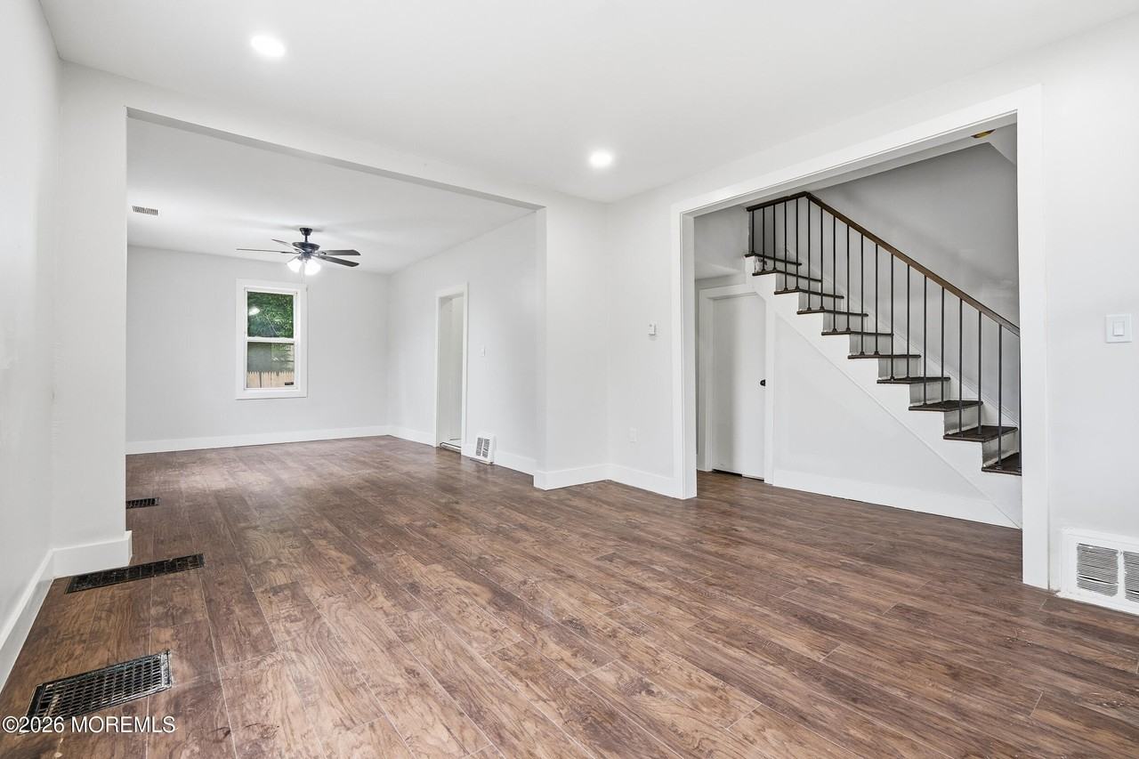 236 Seaview Ave - Photo 3 of 33