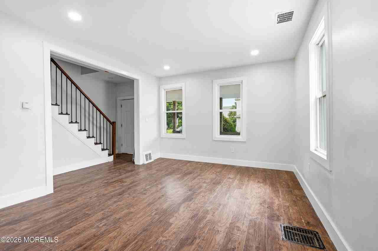 236 Seaview Ave - Photo 4 of 33