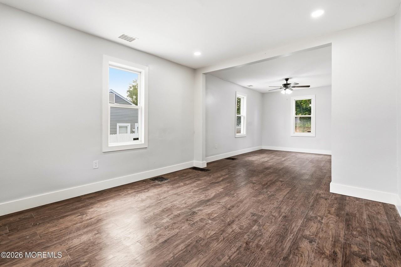 236 Seaview Ave - Photo 5 of 33