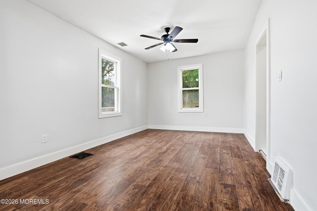 236 Seaview Ave - Photo 6 of 33