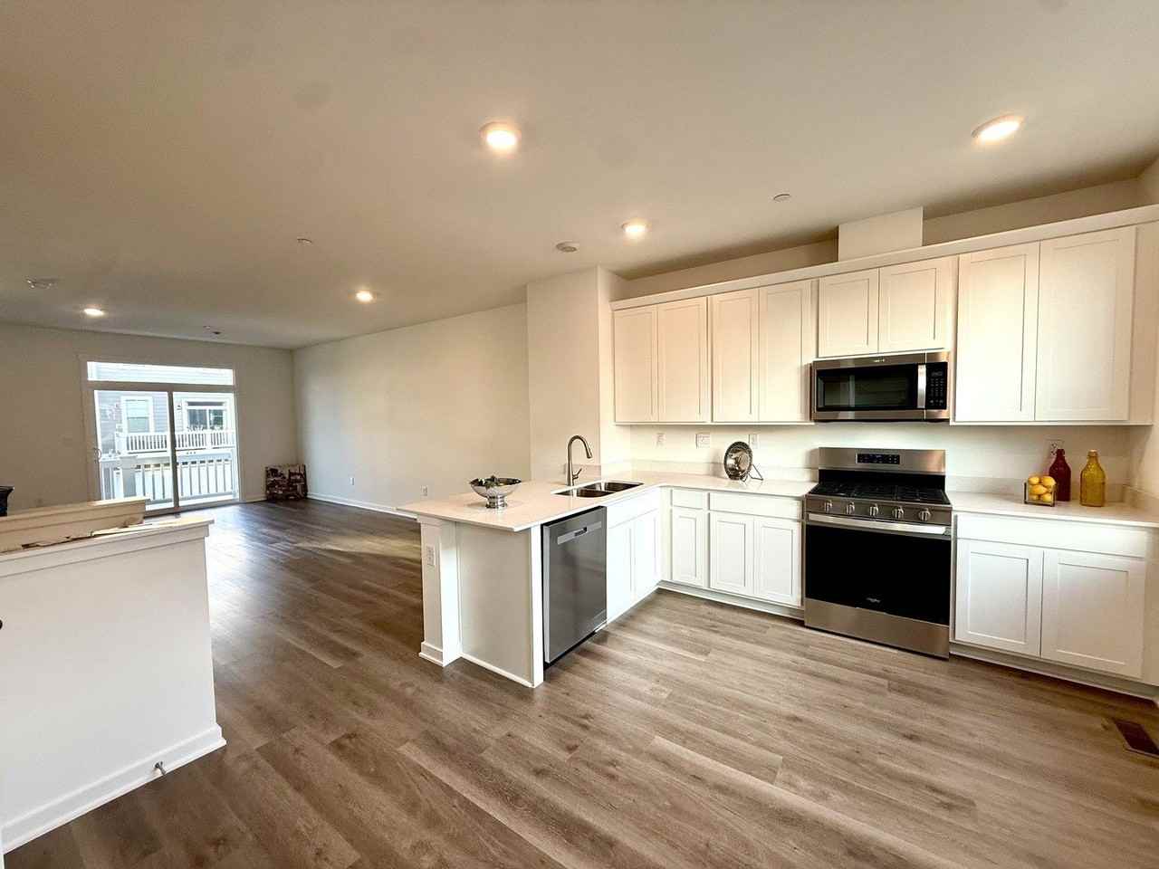 553 Yosemite Way - Photo 3 of 22