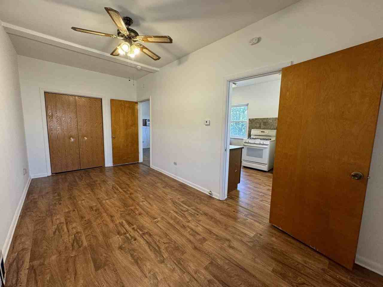3S230 Warren Ave #4 - Photo 2 of 7