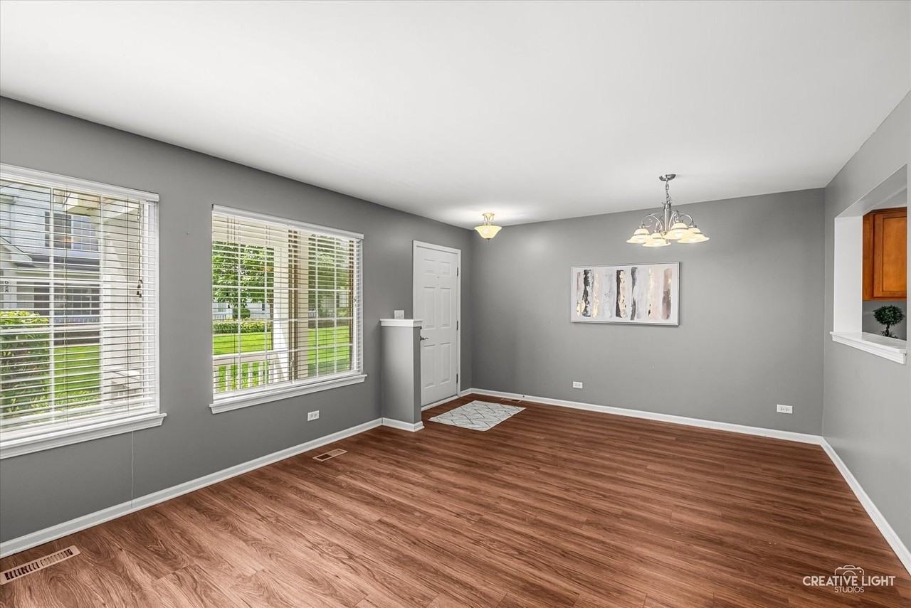 616 Lincoln Station Dr - Photo 3 of 17