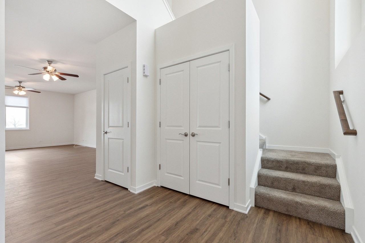 35 Olympus Dr - Photo 2 of 24