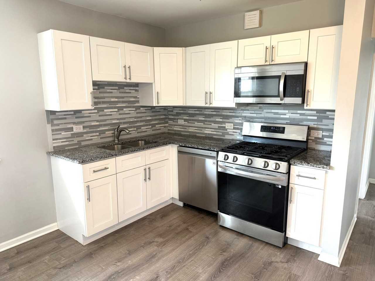 736 E Division St #2E - Photo 2 of 16