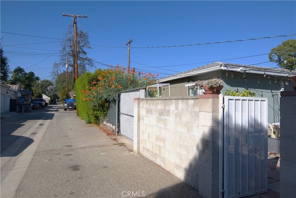 1733 Bonita Ave - Photo 2 of 9