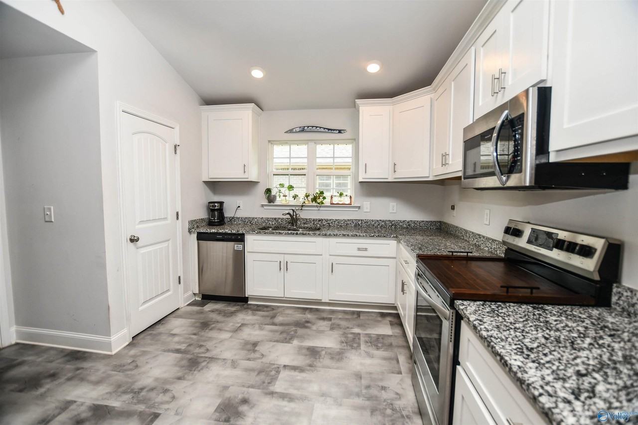 194 Abercorn Dr - Photo 4 of 15
