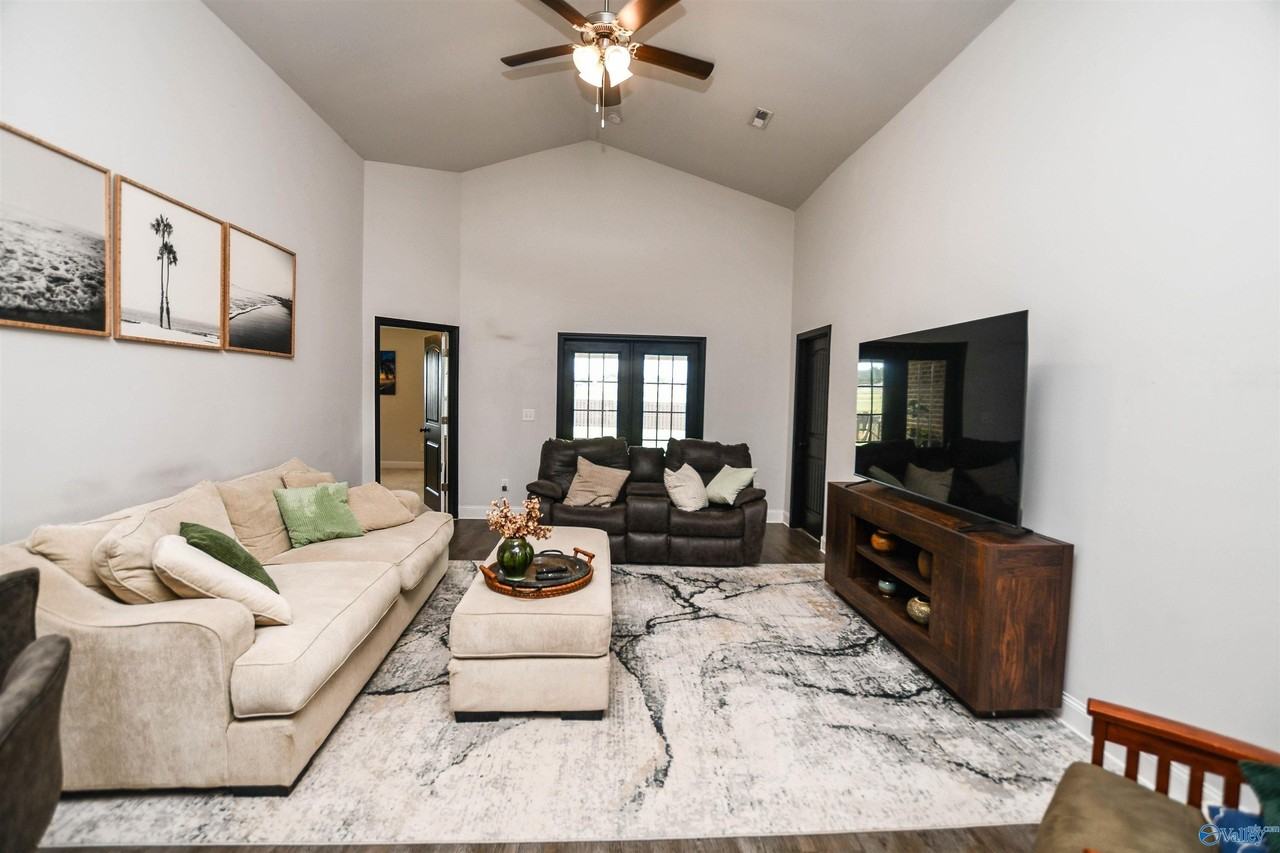 194 Abercorn Dr - Photo 5 of 15