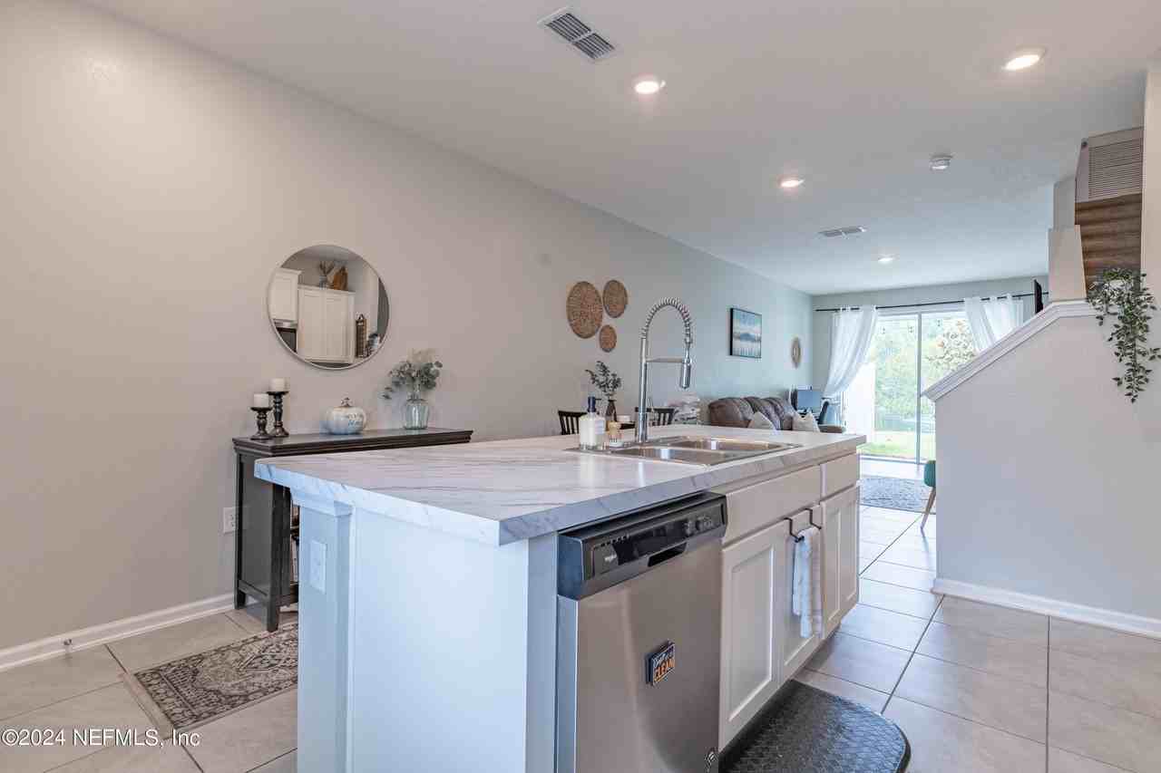 575 Oakleaf Plantation Pkwy #1606 - Photo 2 of 41