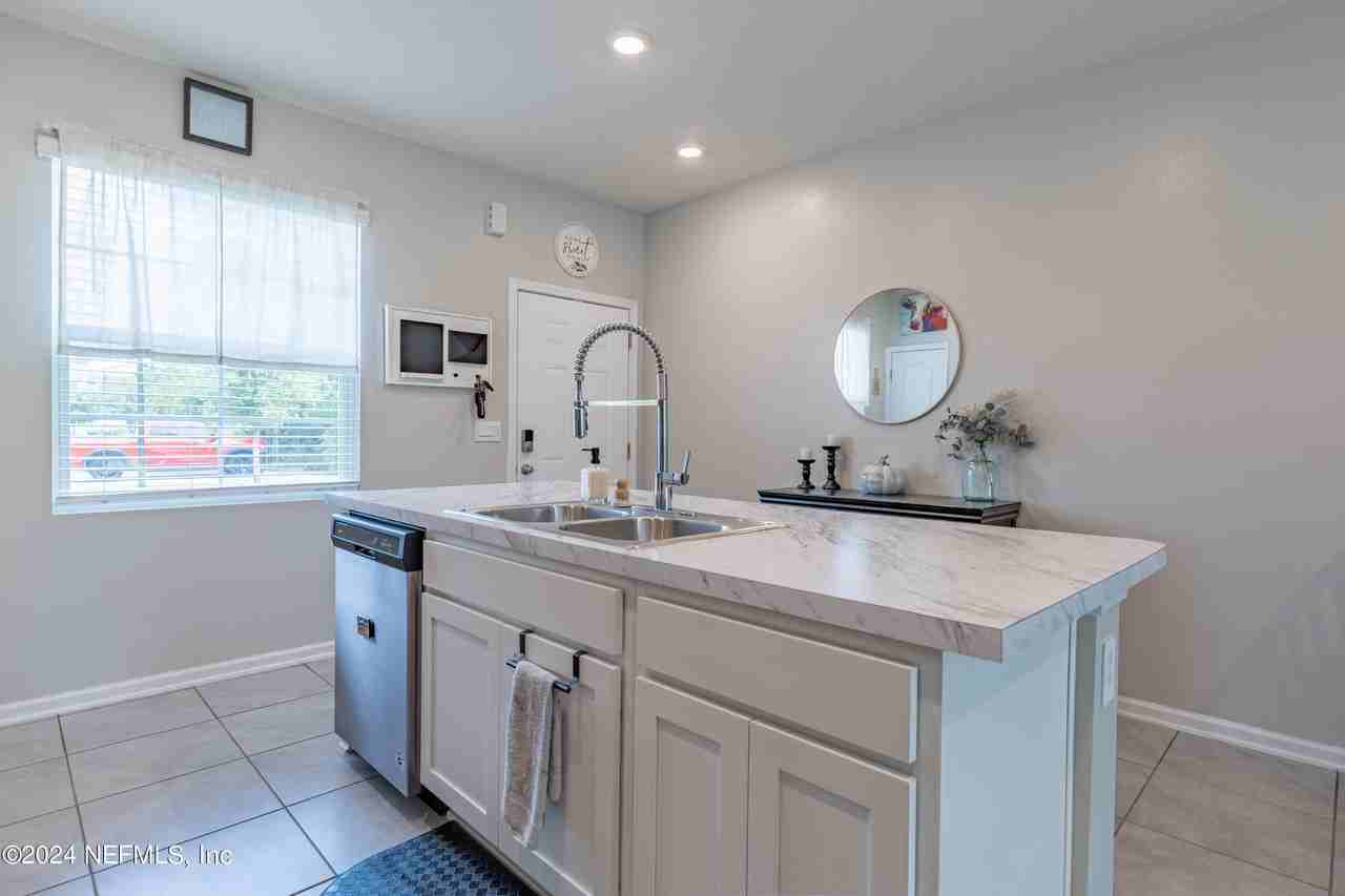 575 Oakleaf Plantation Pkwy #1606 - Photo 5 of 41