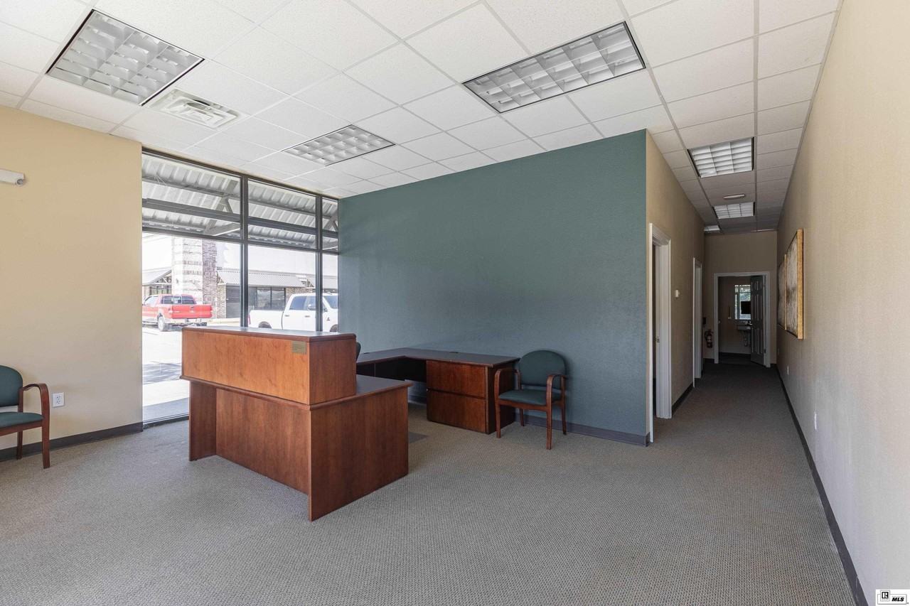 734 Celebrity Dr - Photo 4 of 7