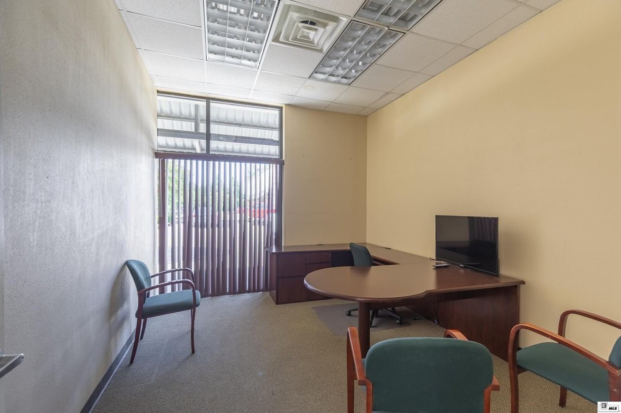 734 Celebrity Dr - Photo 5 of 7