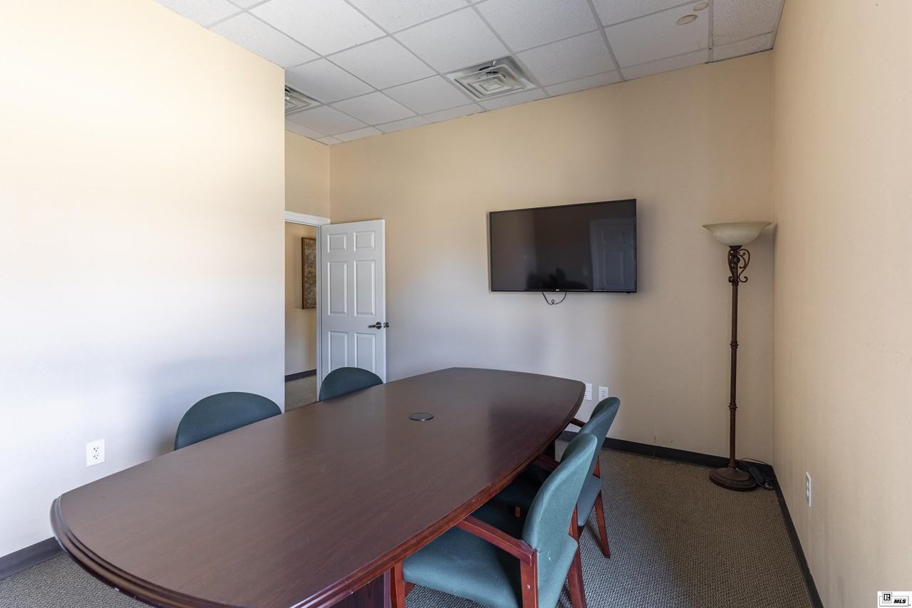 734 Celebrity Dr - Photo 6 of 7