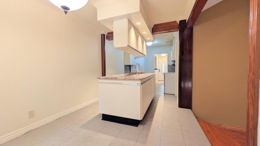 1275 Parkview Ave - Photo 5 of 10