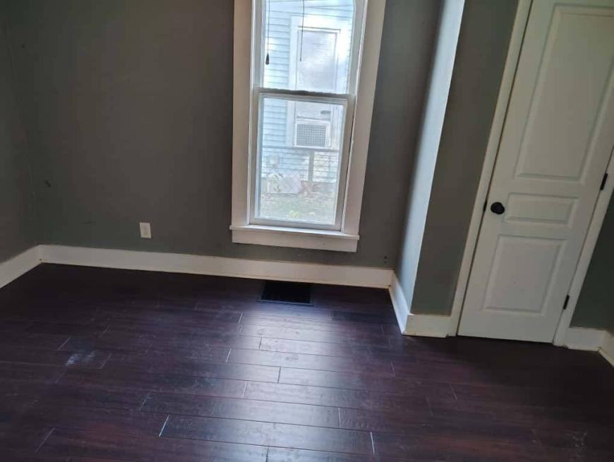 1025 W 11th St - Photo 2 of 7