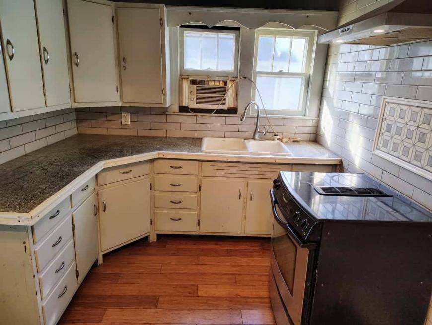 1025 W 11th St - Photo 6 of 7
