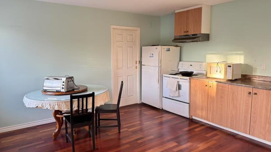 8091 Number 4 Road - Upper Unit 1 - Photo 2 of 9