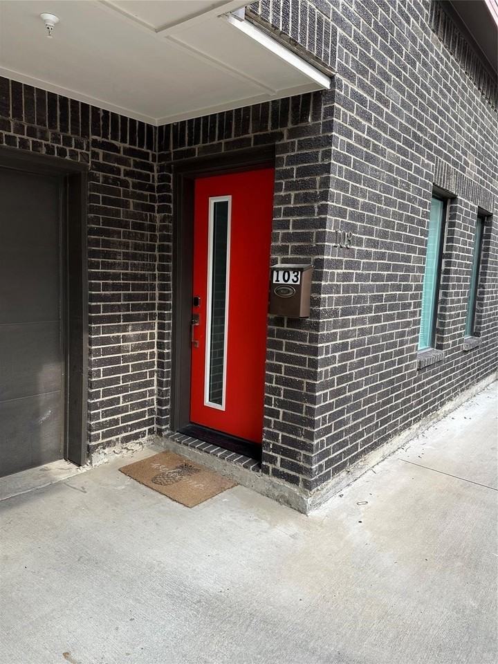 708 W 9th St #103 - Photo 2 of 34