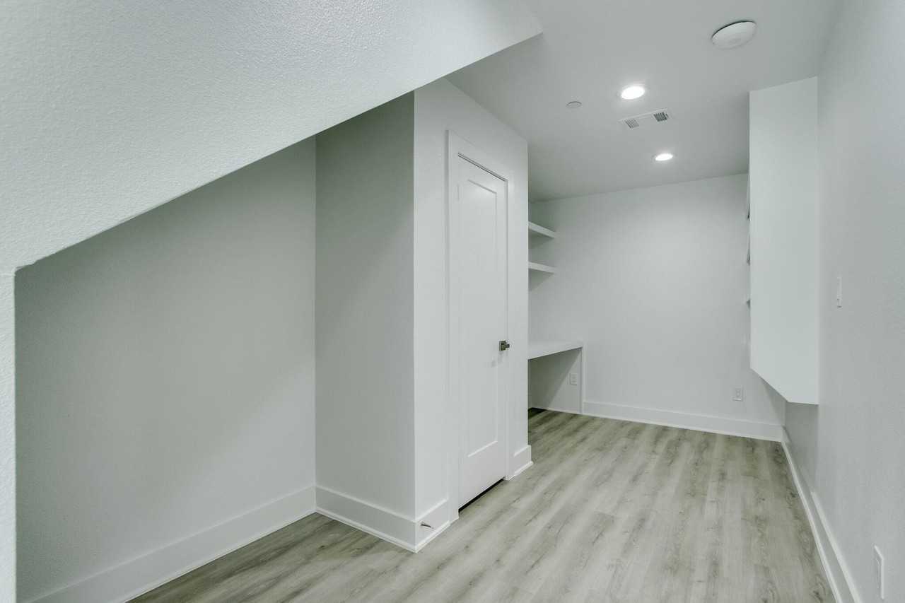 708 W 9th St #103 - Photo 4 of 34