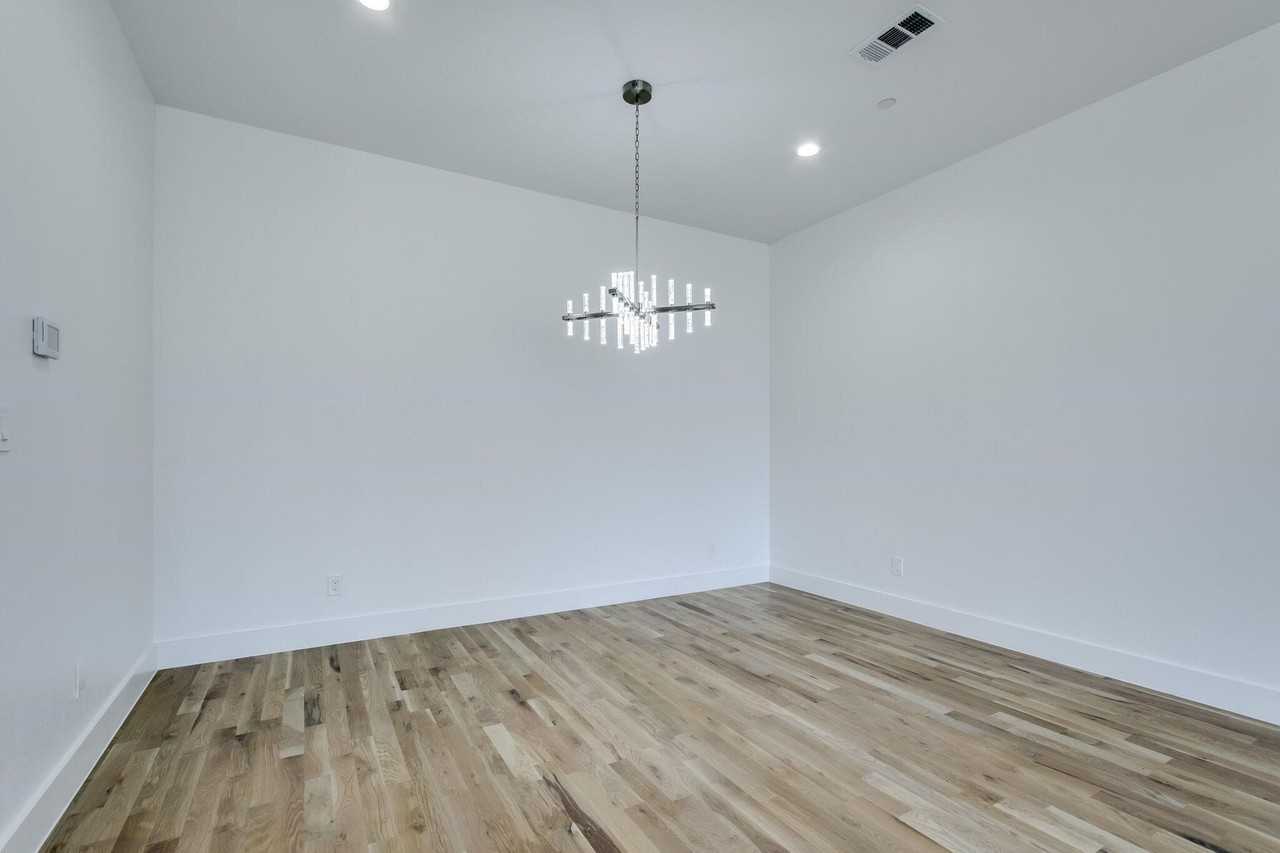 708 W 9th St #103 - Photo 5 of 34